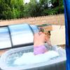 Une Little en couche dans le jacuzzi 
