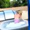 Une Little en couche dans le jacuzzi 