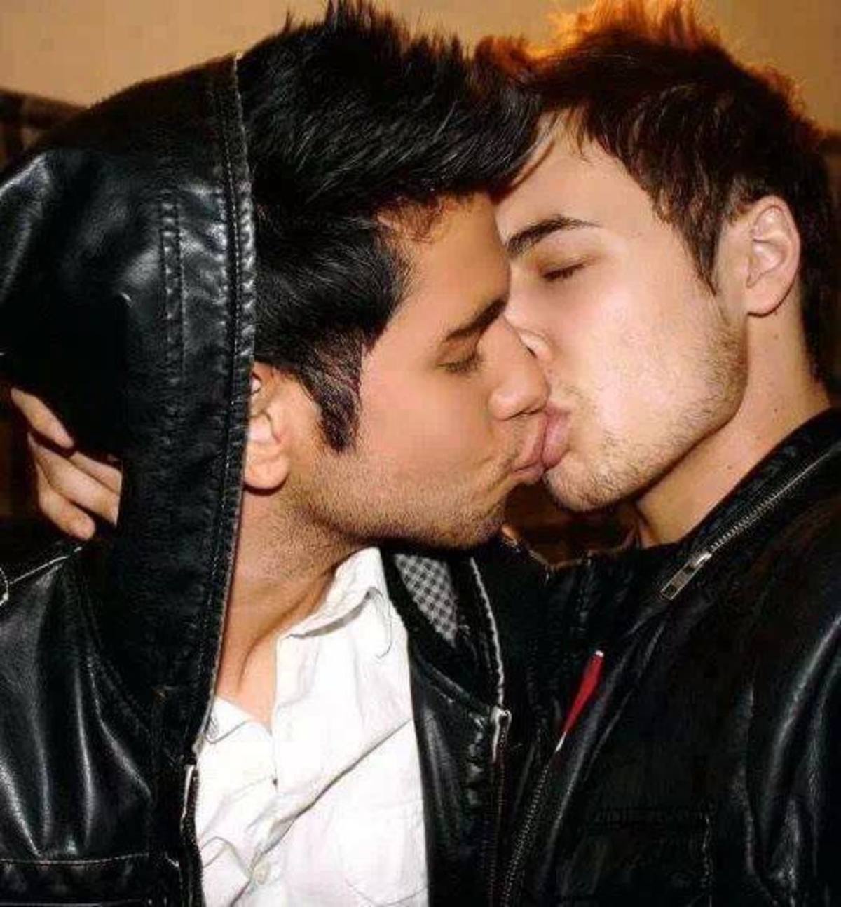 фото как геи целуются фото 97