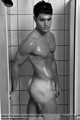 Beaux garçons nus sous la douche