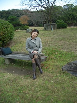 Une japonaise s'exhibe dans un parc