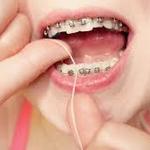 Regarde-les là-bas, c’est les Grillz Queens jouisseuses du dimanche, toujours en train de briller avec leurs dents ! 