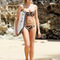 Stephanie Pratt fait du surf en bikini.