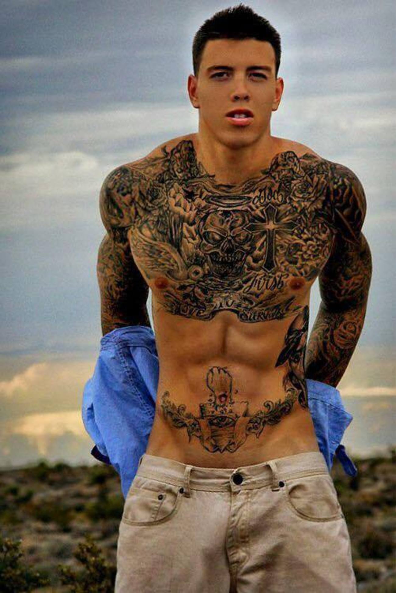 Красивые латиносы мужчины с татуировкой