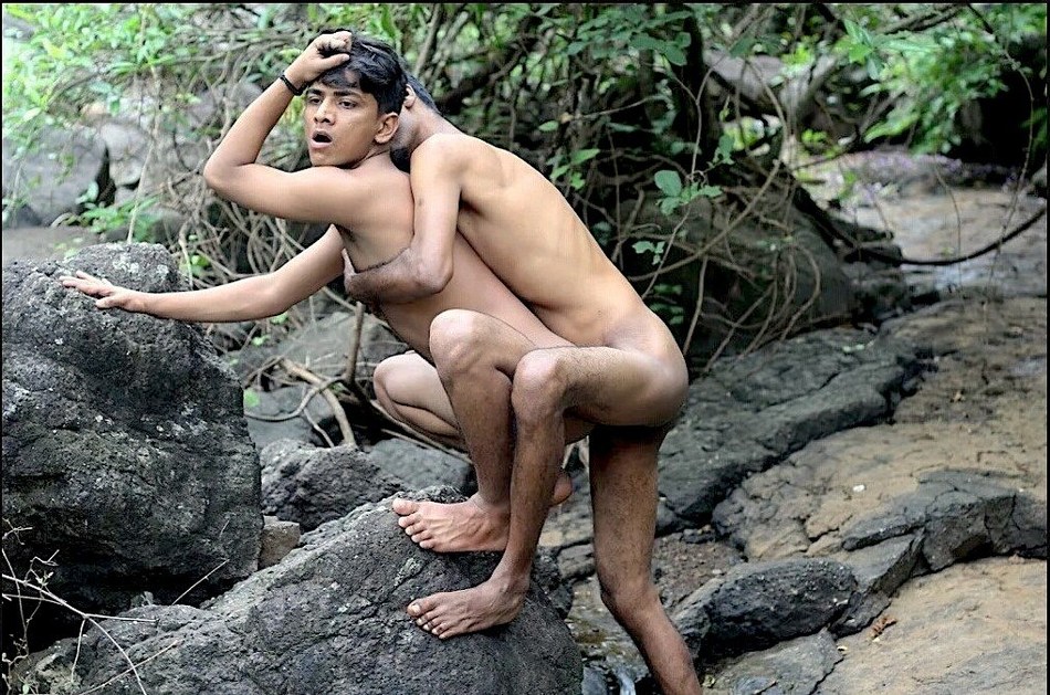 Un bain dans la rivière ---River nude