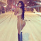 Une mannequin presque nue en petite culotte sexy dans le blizzard.