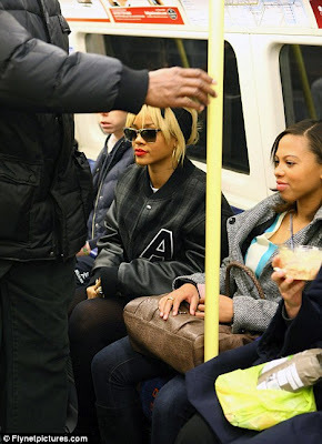 Rihanna en porte-jarretelle dans le métro de Londres!
