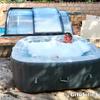 Une Little en couche dans le jacuzzi 