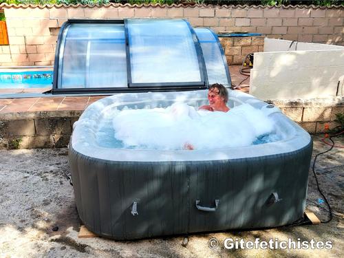 Une Little en couche dans le jacuzzi 