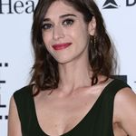 Lizzy Caplan 