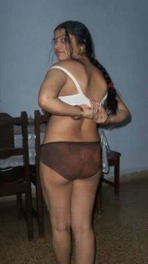 indian Aunty Showing Sexy Back