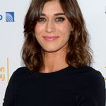 Lizzy Caplan 