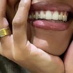 Regarde-les là-bas, c’est les Grillz Queens jouisseuses du dimanche, toujours en train de briller avec leurs dents ! 