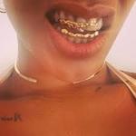 Regarde-les là-bas, c’est les Grillz Queens jouisseuses du dimanche, toujours en train de briller avec leurs dents ! 