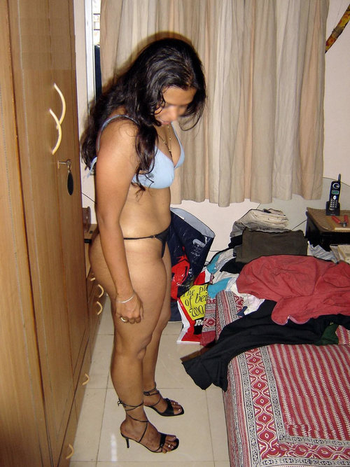 Desi Indian Aunty Showing