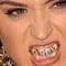 Regarde-les là-bas, c’est les Grillz Queens jouisseuses du dimanche, toujours en train de briller avec leurs dents ! 
