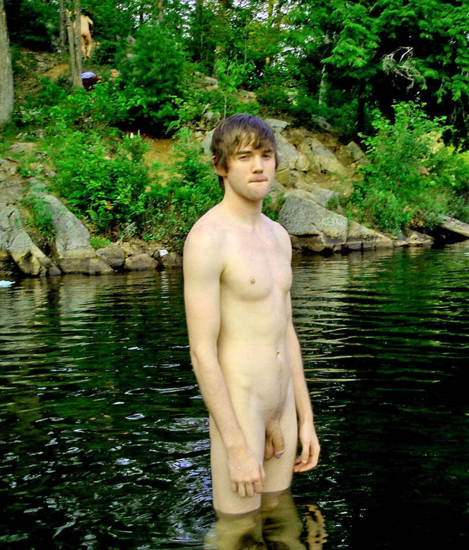 Un bain dans la rivière ---River nude