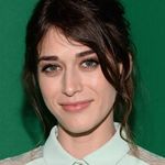 Lizzy Caplan 