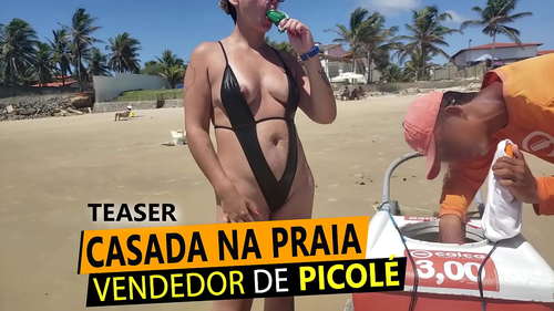 Loira Casada de fio dental na praia, pagando peitinho para vendedor de Picolé