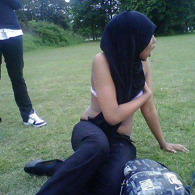 Мусульманку трахнул в парке незнакомец