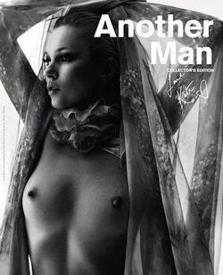 Kate Moss pose seins nus pour la Fashion Week Parisienne.