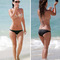 Rachel Bilson en bikini montre de superbes formes de femmes.