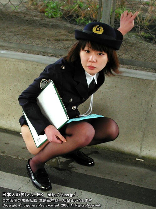 une policière se soulage en pleine rue
