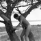 en pleine communion avec la nature, le nudiste évolue dans la lande en bord de mer