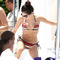 Selena Gomez  laisse tout voir en bikini.