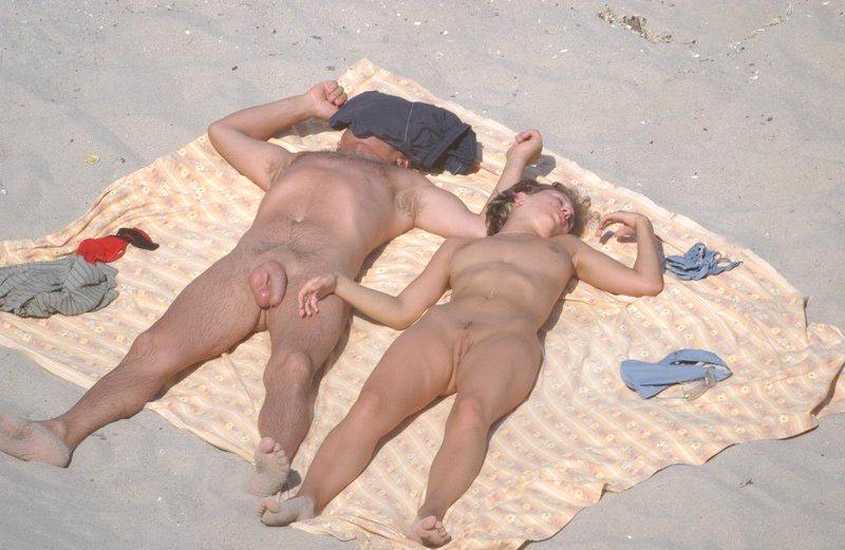 naturistes  sur la plage
