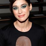 Lizzy Caplan 