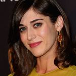 Lizzy Caplan 