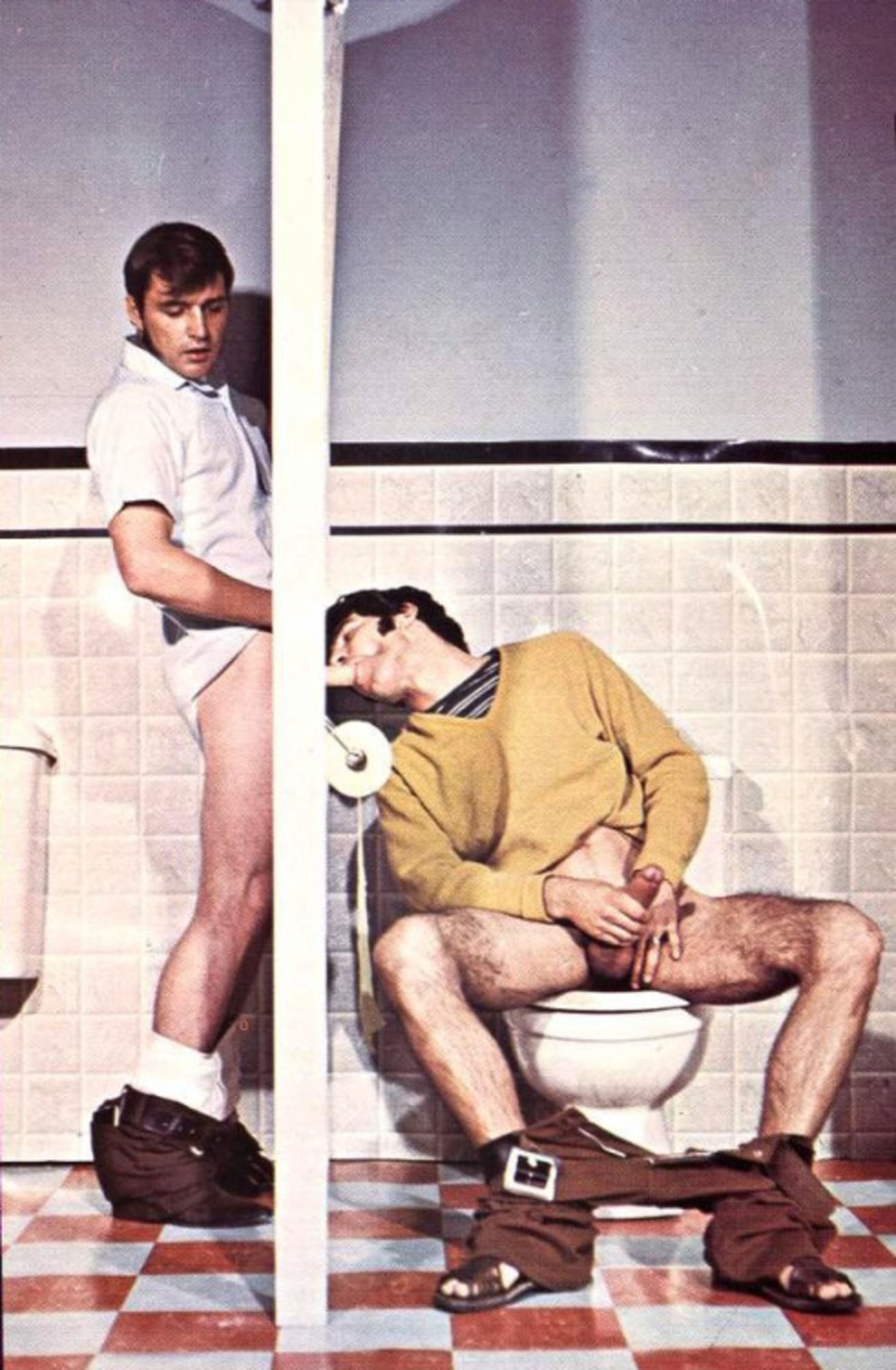 голые парни в общественном туалете фото 94