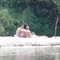 Jeune couple bronze au bord de la rivière