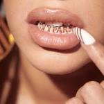 Regarde-les là-bas, c’est les Grillz Queens jouisseuses du dimanche, toujours en train de briller avec leurs dents ! 