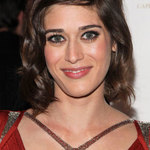 Lizzy Caplan 