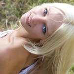 Alice magnifique blonde s'exhibe nue à la campagne