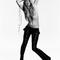 Kate Moss pose seins nus pour la Fashion Week Parisienne.