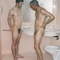 Un duo de jeunes mâles nus, sportifs, virils, dans des poses amicales