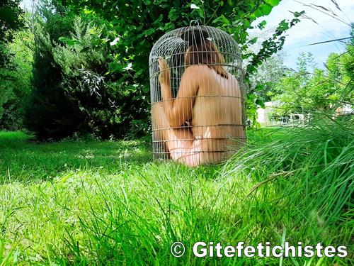 Soumise en cage à oiseau au gîte fétichistes