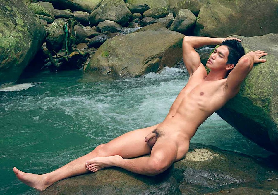 Un bain dans la rivière ---River nude