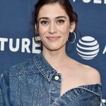 Lizzy Caplan 