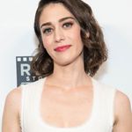 Lizzy Caplan 