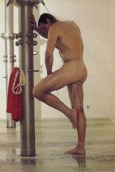 Beaux garçons nus sous la douche